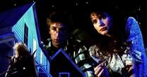 Beetlejuice 2: Alec Baldwin e Geena Davis aparecem na sequência de Tim Burton?