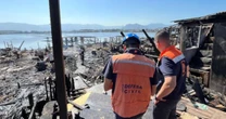 Vídeo: incêndio destrói comunidade de Santos e deixa idosa morta