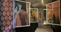 'Alumbre na Macaia': em Arles, Ian Cheibub convida para uma viagem imersiva pela magia afro-brasileira