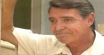 Qual foi a causa da morte de John Herbert, o Agenor de 'A Viagem'? Pai de Lisa na novela, ator morreu há 14 anos após grave doença no pulmão