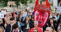 Manifestantes protestam contra visita de Trump à Escócia, marcada por golfe e negociações comerciais