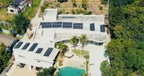 1.900m², 4 suítes e uma praia no jardim! Mansão de luxo do cantor de forró Tato, do Falamansa, é um verdadeiro oásis para dias de sol