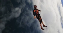 Instrutor de paraquedas se solta durante salto e morre aos 35 anos