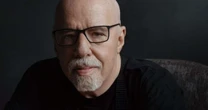 'O que matou Raul Seixas é a única droga liberada, o álcool', diz Paulo Coelho