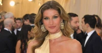 Mais barato que suplemento: aos 45 anos, Gisele Bündchen aposta em chá de camomila com toque especial para relaxar, dormir melhor e manter a pele saudável