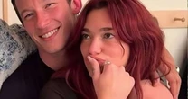 Veio aí! Dua Lipa confirma noivado com Callum Turner