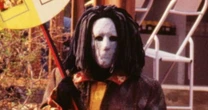 Na novela 'A Viagem', quem é o Mascarado? Respire fundo ao ver o rosto real e desfigurado do personagem misterioso