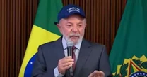 Com boné 'anti-Trump', Lula pede 'frente de batalha' contra filho de Bolsonaro