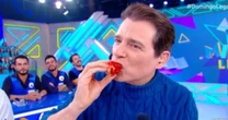 Celso Portiolli passa por perrengues ao experimentar 'morango do amor' na TV