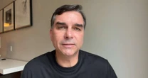 Flávio Bolsonaro cobra governo Lula por sobretaxa da China sobre carne brasileira