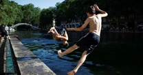 Prefeitura de Paris libera banho no Canal Saint-Martin diante da chegada de nova onda de calor