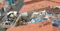 Lixo até o telhado: prefeitura retira mais de 40 toneladas de resíduos em casa de acumulador
