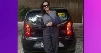 Malu Gaspar, da GloboNews, posa com seu carro popular em deboche a Vorcaro