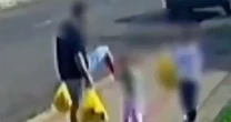 Pai flagrado chutando filha na rua disse à polícia que agressão foi motivada por choro da criança