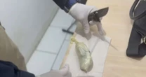 Dupla é presa com haxixe escondido em cobertor, secador de cabelo e nas partes íntimas de mulher