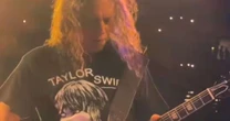 Karma? Kirk Hammett cai do palco após críticas por camisa que irritou fãs de Taylor Swift