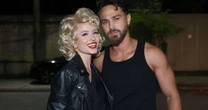 De peruca loira, Larissa Manoela se transforma em Sandy e combina fantasia com marido em festa de Halloween com elenco da novela 'Êta Mundo Melhor!'