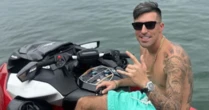 Influenciador é detido após denúncia de suposta injúria racial e tem casa invadida