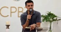 Felipe Simas prega na igreja e choca ao revelar passado com vícios e traições: 'Algo espiritual'