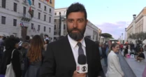 Repórter da Globo leva 'patada' de italiano ao perguntar sobre eleição do papa