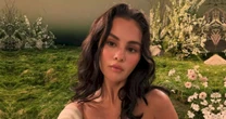 Selena Gomez é criticada por promover sua marca de beleza a caminho do casamento de Taylor Swift
