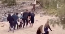 Tubarão ataca jovem e o persegue até a areia em praia australiana; veja vídeo