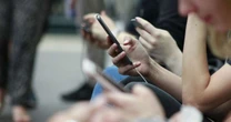 Proporção de brasileiros que usam internet supera 90% pela primeira vez, diz IBGE