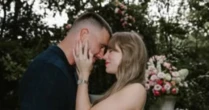 Sorteio de presentes, fila para comer e mais: jornal traz críticas de convidados do casamento de Taylor Swift