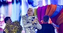 Xuxa estreia turnê de despedida com nave voando em estádio e encanta o público; veja