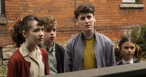 Como It: Bem-Vindos a Derry se conecta aos filmes originais? A série faz uma escolha ousada para explorar a história de Pennywise