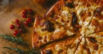 TRAGÉDIA! Mulher morre e sobrinho fica em estado delicado após comer pizza em SP