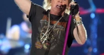 Vídeo: Axl Rose, do Guns N' Roses, é visto passeando em shopping em São Paulo