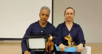 Pesquisadores gaúchos fazem performance artística em Paris para lembrar tragédia das enchentes no RS