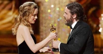 8 anos atrás, Brie Larson não aplaudiu esse vencedor no palco do Oscar: "Acho que minhas ações falam por si mesmas"
