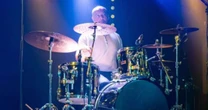 Baterista de banda inglesa sofre parada cardíaca durante show em festival