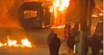 Ônibus é incendiado com passageiros dentro em São Paulo; polícia investiga ato de vandalismo