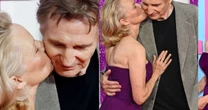 O novo amor de Pamela Anderson é famoso? Aos 58 anos, atriz dá beijo em Liam Neeson, de 73, e aumenta rumores de romance