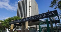 Dono de imóvel alugado é condenado a indenizar pais de menina de 7 anos morta após privada quebrar em SC