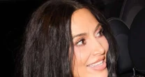 Kim Kardashian usa look cavado e deixa fio dental à mostra; veja fotos