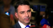 Flavio Bolsonaro afirma que ex-presidente teve falta de ar e pede trégua a Moraes