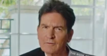 Charlie Sheen, astro de Dois Homens e Meio, relembra vício em álcool e drogas: 'Tremo de vergonha'