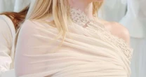 Emma Roberts oficializa casamento em cerimônia superintimista no quintal