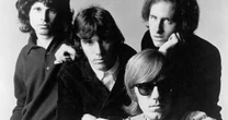 Baterista do The Doors lembra do comportamento 'psicótico' de Jim Morrison em livro; conheça