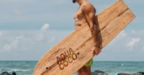 Italo Ferreira surfa em prancha de coqueiro para Aquacoco