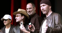 O U2 implorou a Steve Jobs para que lhes pagasse com ações da Apple: ele não só os convenceu a trabalhar de graça, como também pediu que promovessem uma edição especial do iPod