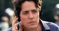 "Já ouvi cachorros latirem melhor do que ela canta": É assim que Hugh Grant se lembra da protagonista desta comédia musical dos anos 2000