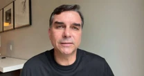 Flávio chama busca da PF na casa de Bolsonaro de 'cortina de fumaça' para apagar sua atuação nos EUA