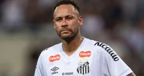 Fora dos campos, Neymar radicaliza visual, surge de tranças no cabelo e web detona: 'Chegou a hora de se aposentar'
