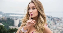 Bem ou mal vestida? Morena, Carla Diaz divide opiniões com vestido enorme