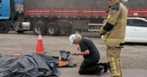 Motociclista morre em acidente, e caminhoneiro se ajoelha para rezar ao seu lado